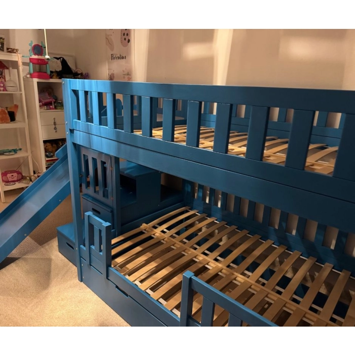 łóżko piętrowe ze schodami i ślizgawką